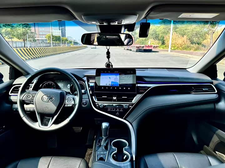 Фото 5 - Toyota Camry