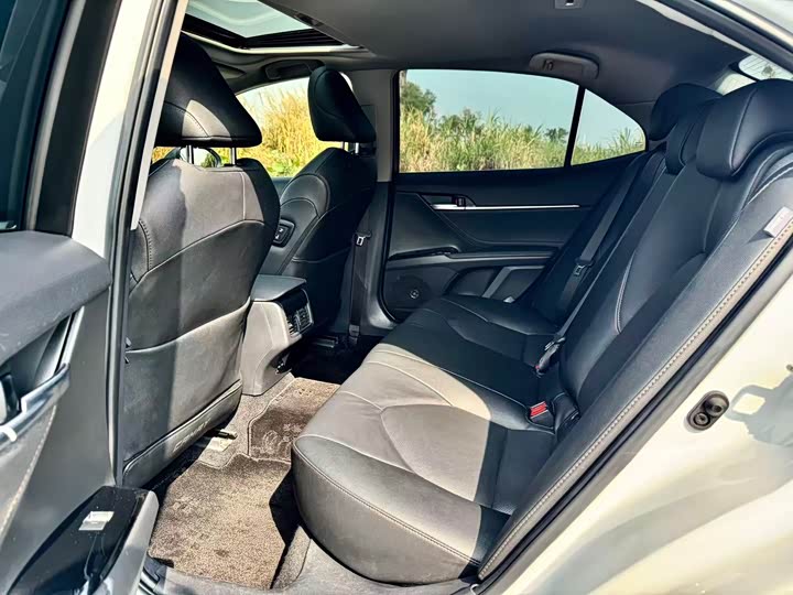 Фото 6 - Toyota Camry