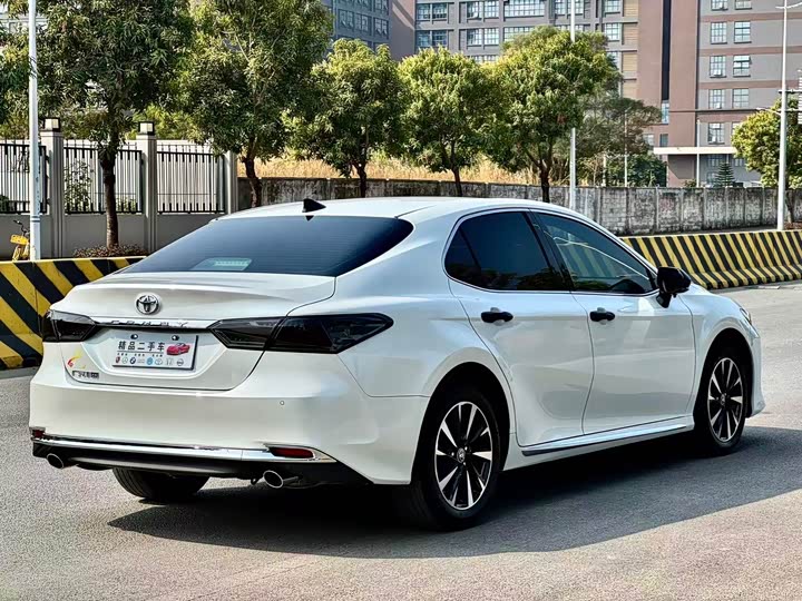 Фото 9 - Toyota Camry