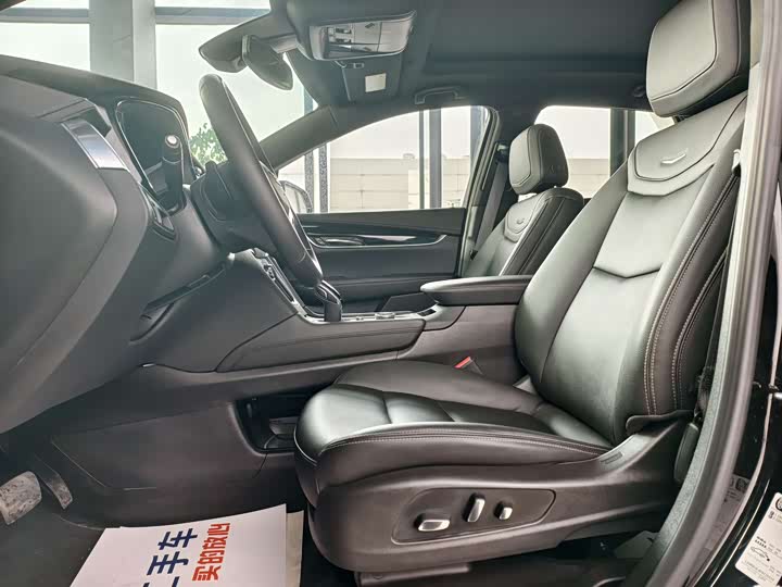 Фото 6 - Cadillac XT5