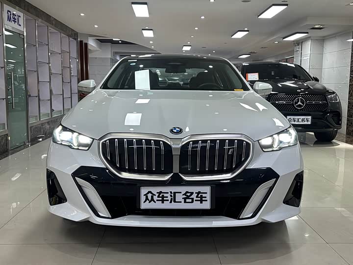 Фото 2 - BMW i5