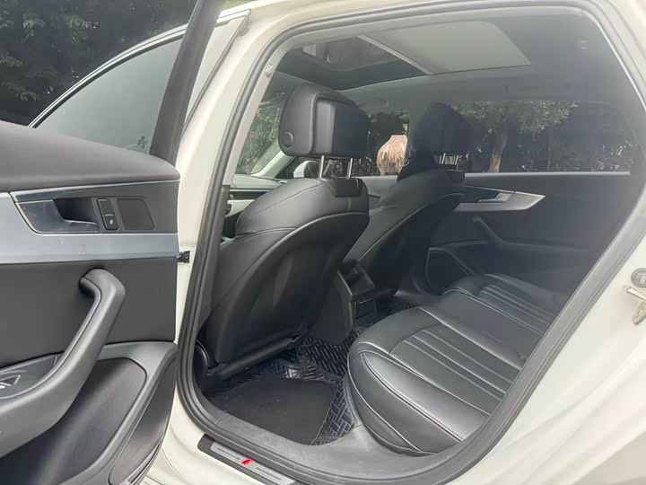 Фото 6 - Audi A4L