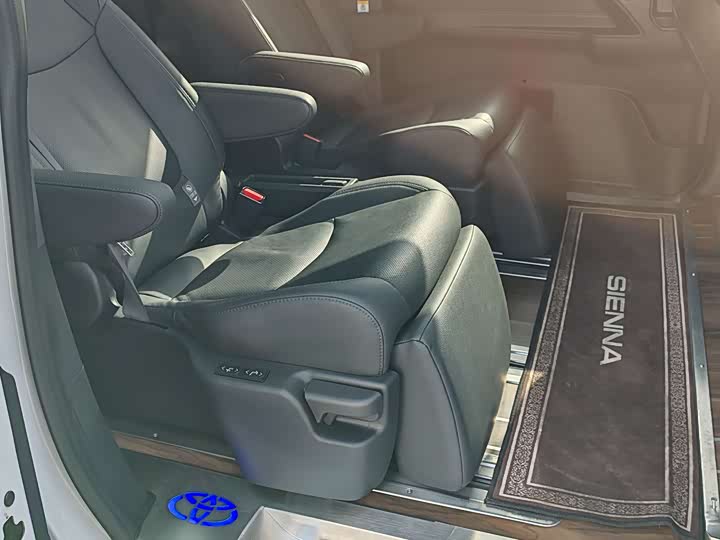 Фото 4 - Toyota Sienna