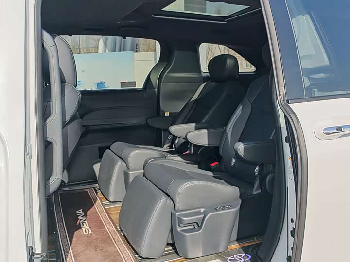 Фото 5 - Toyota Sienna