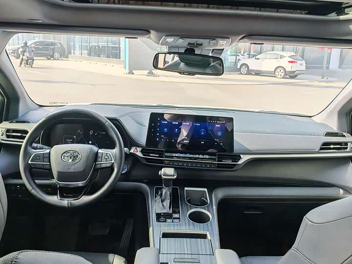 Фото 7 - Toyota Sienna