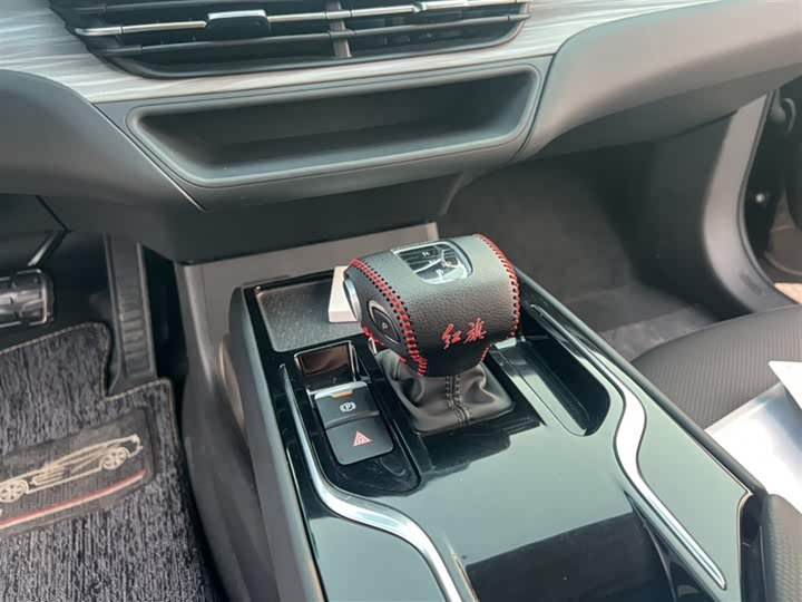 Фото 8 - Hongqi E-QM5