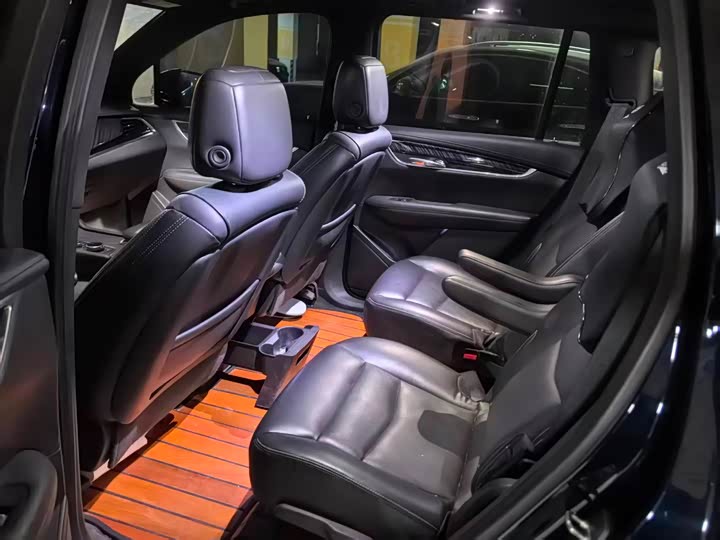 Фото 6 - Cadillac XT6