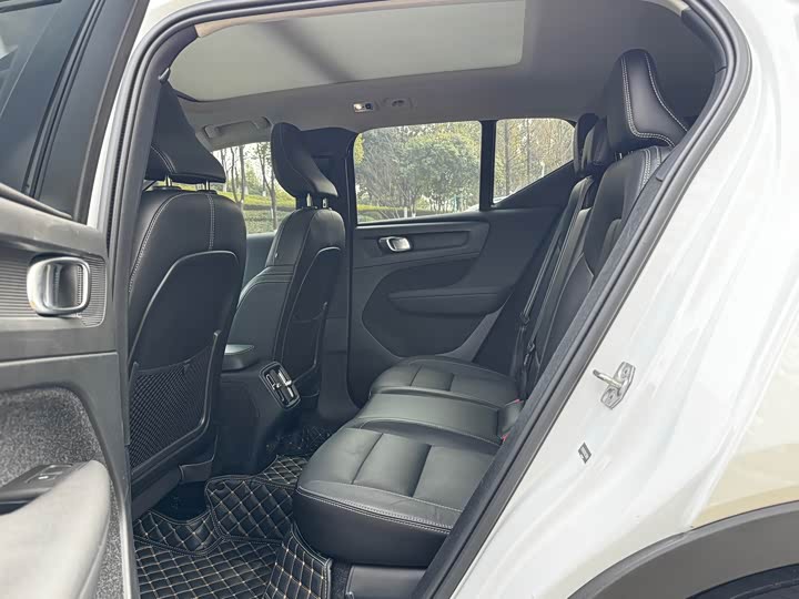 Фото 5 - Volvo XC40