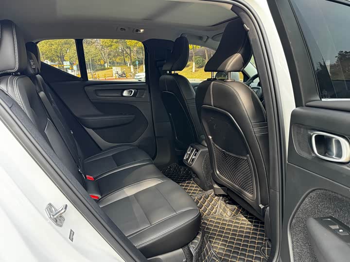 Фото 7 - Volvo XC40