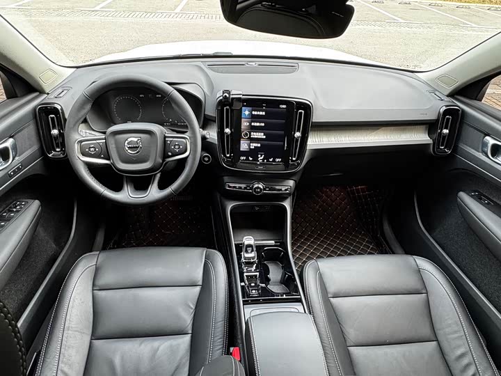 Фото 8 - Volvo XC40