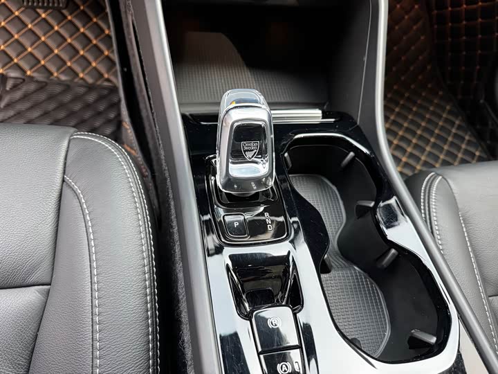 Фото 9 - Volvo XC40