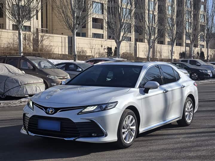 Фото 2 - Toyota Camry