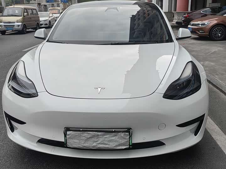 Фото 3 - Tesla Model 3