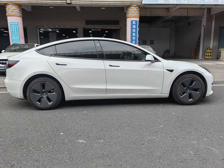 Фото 4 - Tesla Model 3