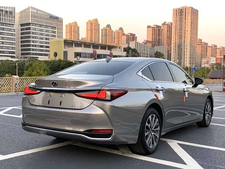 Фото 5 - Lexus ES