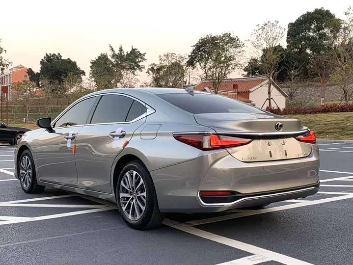 Фото 7 - Lexus ES