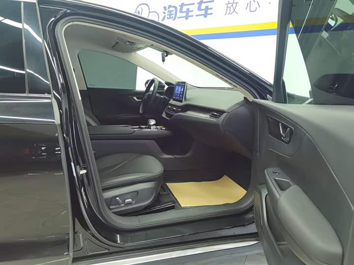 Фото 8 - Hongqi E-QM5