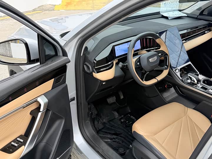 Фото 6 - Geely Atlas L