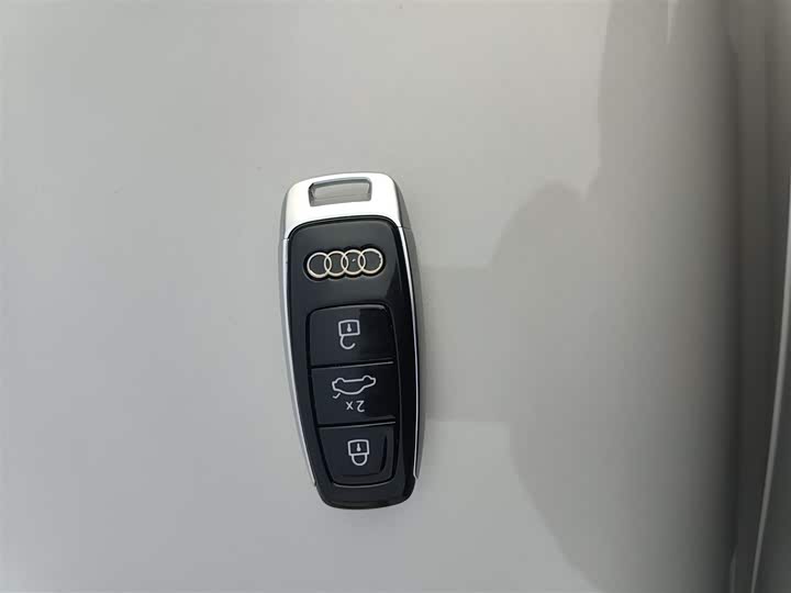 Фото 9 - Audi A6L