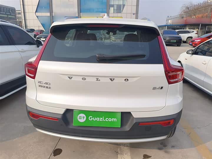 Фото 6 - Volvo XC40