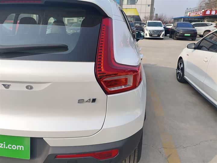 Фото 8 - Volvo XC40