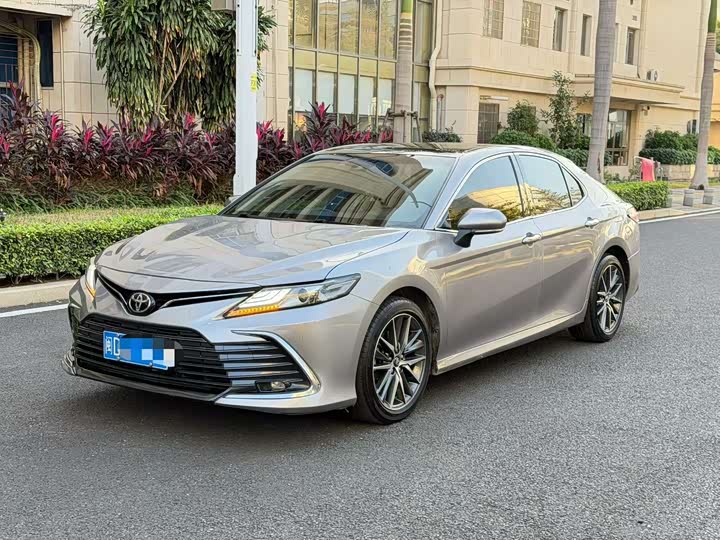 Фото 1 - Toyota Camry