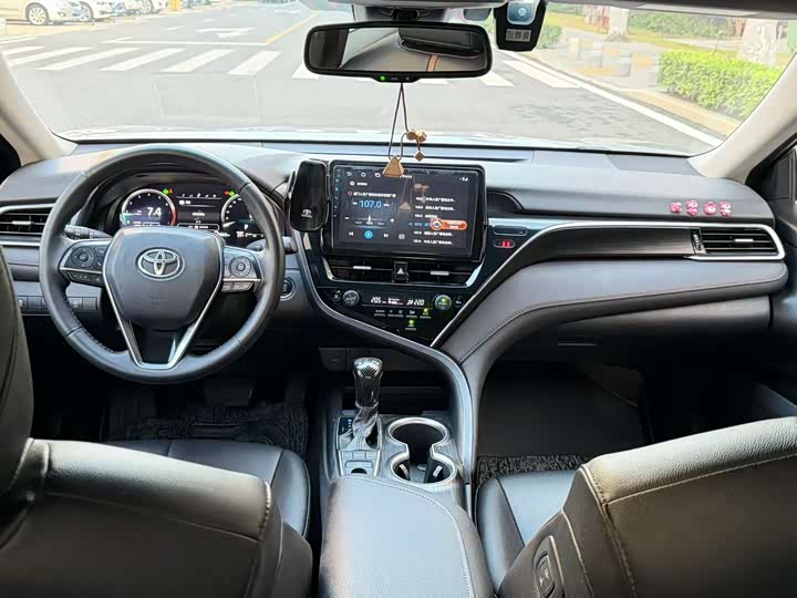 Фото 8 - Toyota Camry