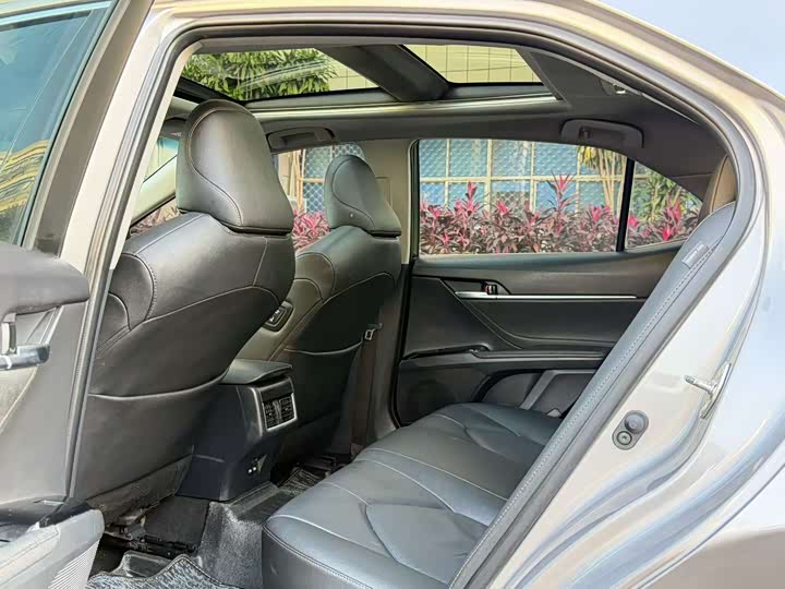 Фото 9 - Toyota Camry