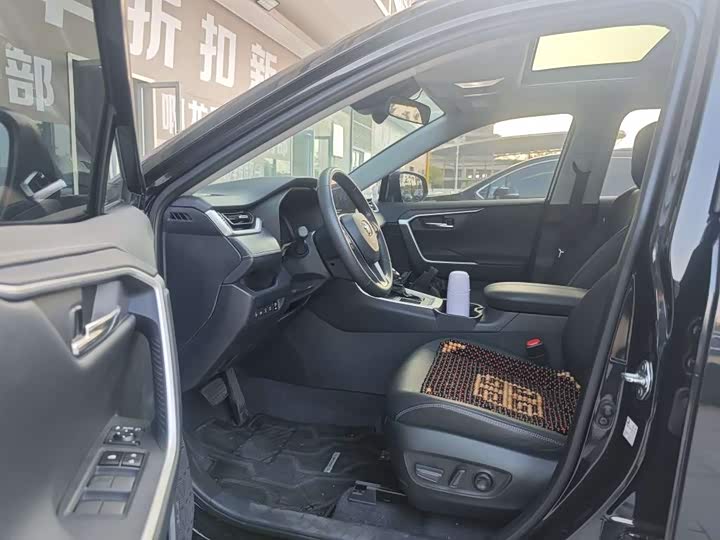 Фото 4 - Toyota RAV4