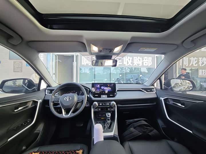 Фото 6 - Toyota RAV4