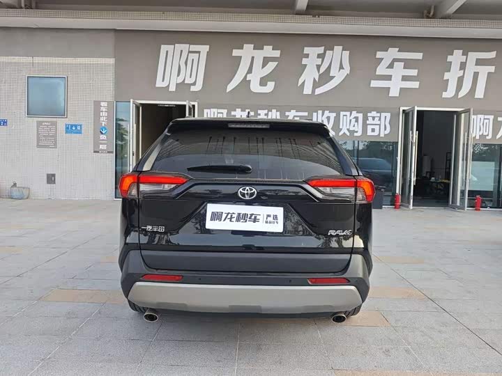 Фото 8 - Toyota RAV4