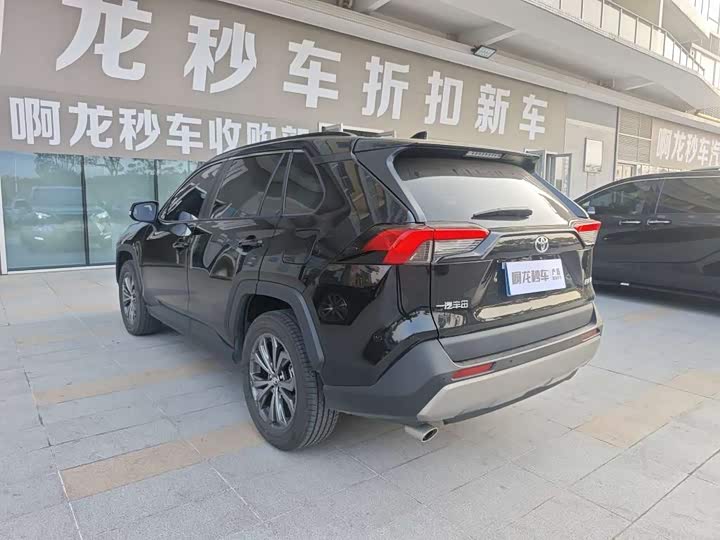 Фото 9 - Toyota RAV4