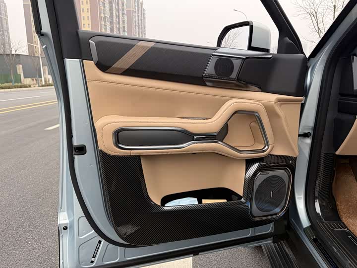 Фото 9 - BYD FangChengBao Leopard 8