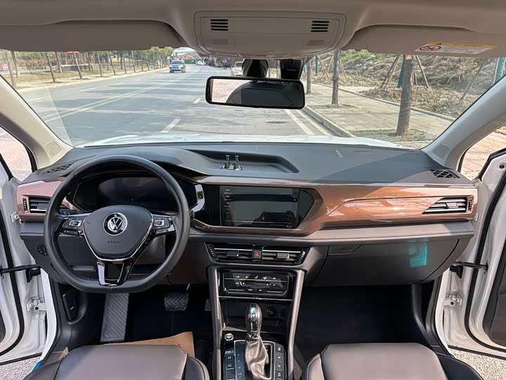 Фото 7 - Volkswagen Tharu