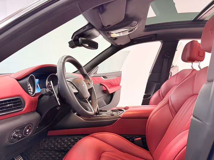 Фото 7 - Maserati Levante