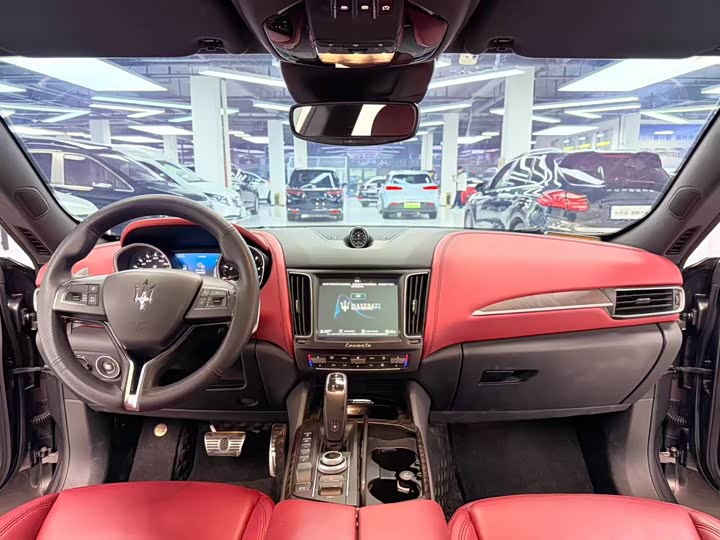 Фото 8 - Maserati Levante