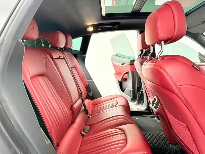 Фото 9 - Maserati Levante