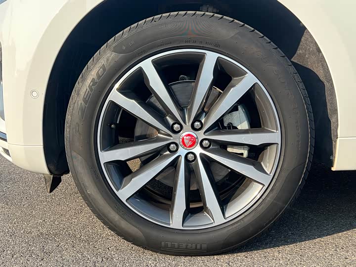 Фото 9 - Jaguar F-Pace