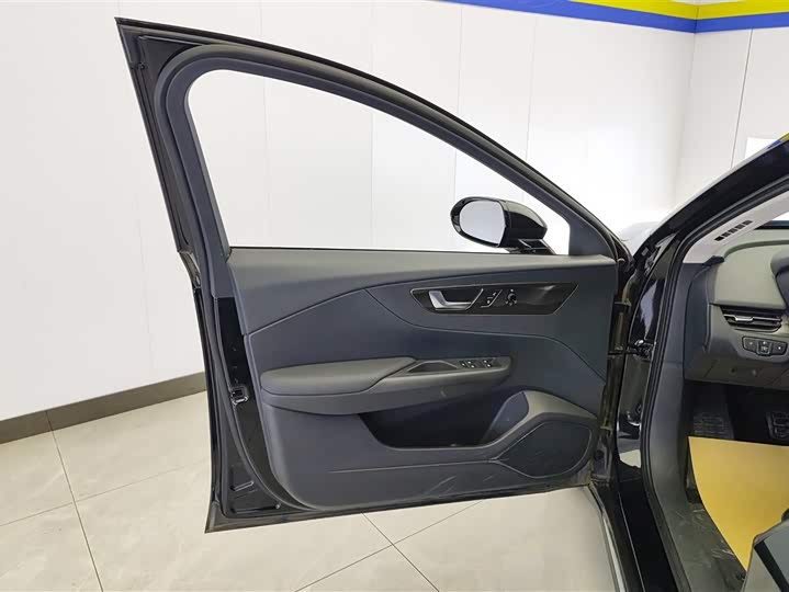 Фото 7 - Hongqi E-QM5