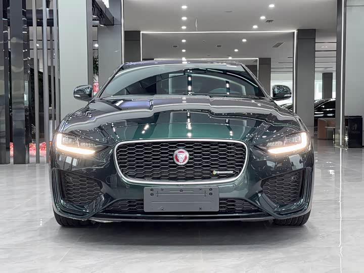 Фото 2 - Jaguar XE L