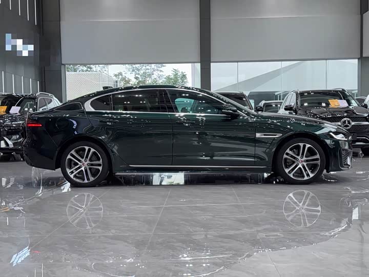 Фото 3 - Jaguar XE L