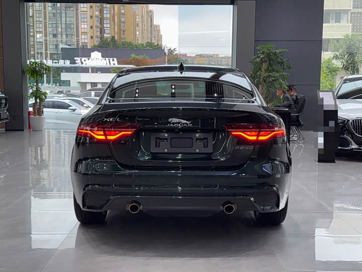 Фото 8 - Jaguar XE L