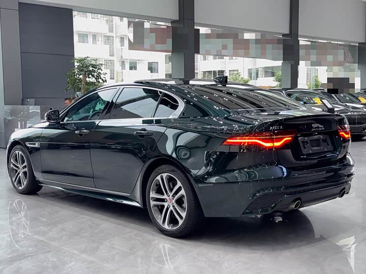 Фото 9 - Jaguar XE L