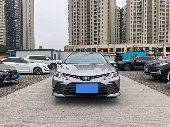 Фото 2 - Toyota Camry
