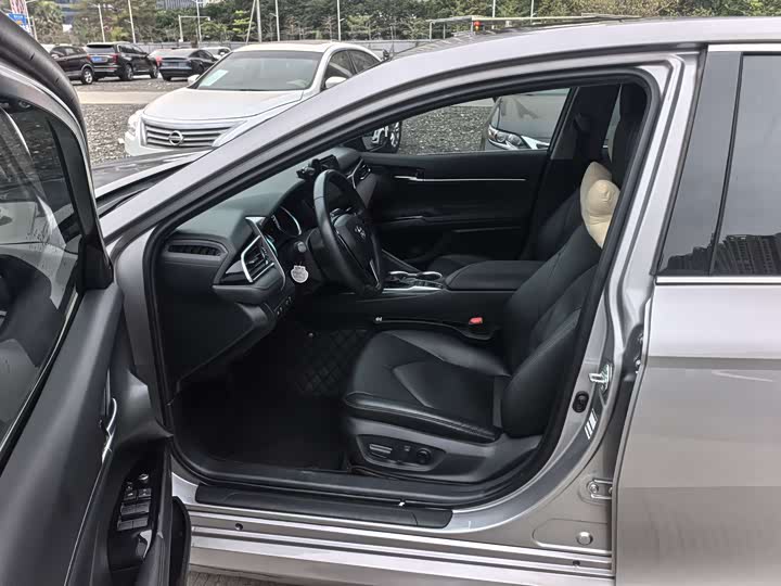 Фото 4 - Toyota Camry