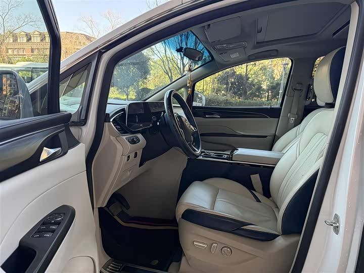 Фото 7 - Buick GL8 ES