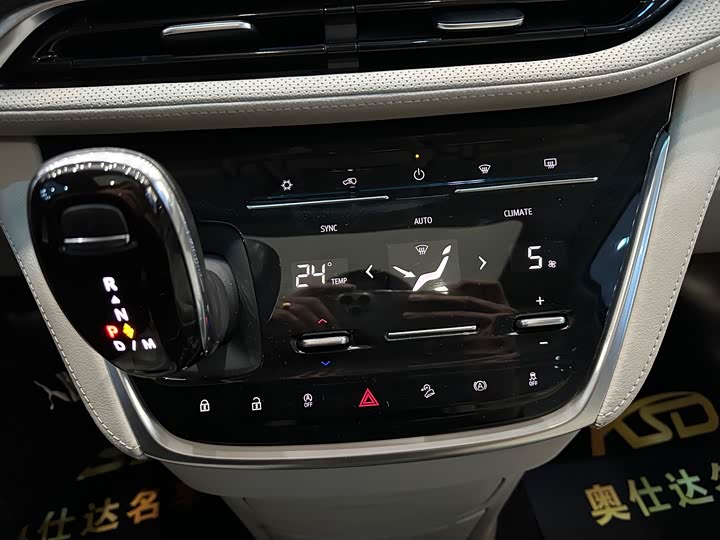 Фото 9 - Buick GL8 ES