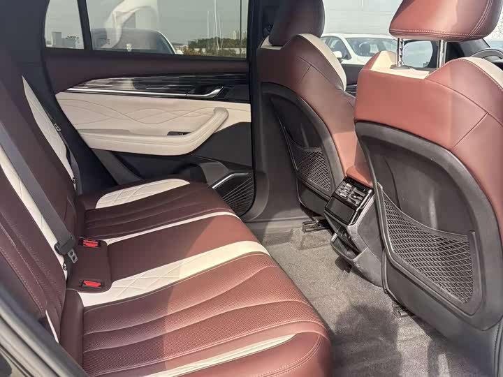 Фото 8 - Geely Monjaro