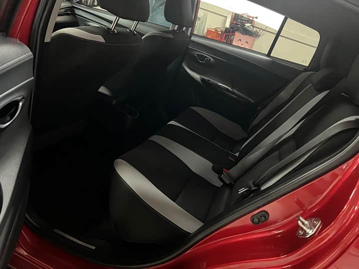 Фото 3 - Toyota Yaris L Hatchback