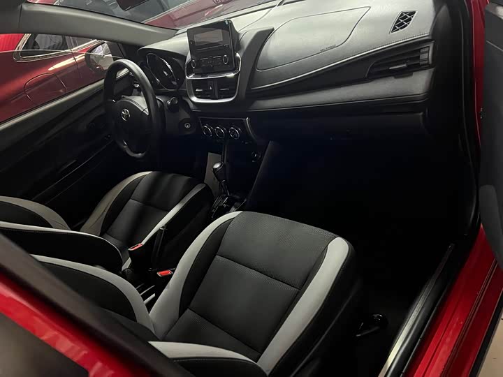 Фото 4 - Toyota Yaris L Hatchback